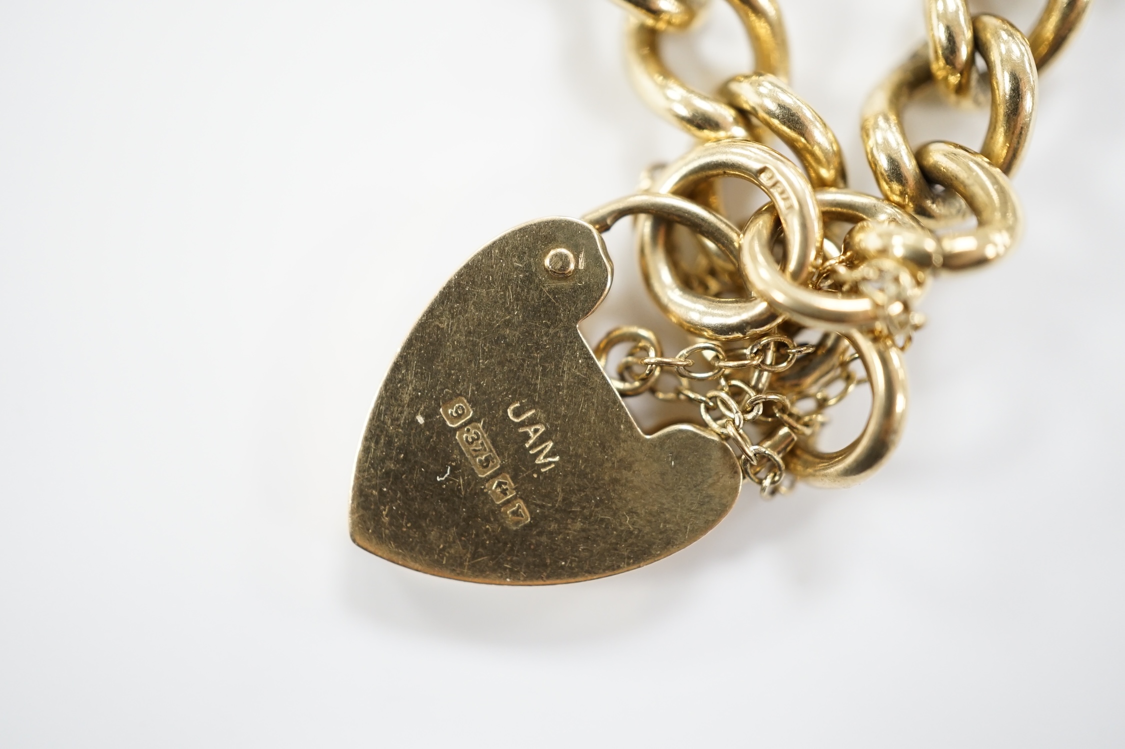 A 9ct gold curb link bracelet with 9ct padlock, 18cm, 22.5g.
